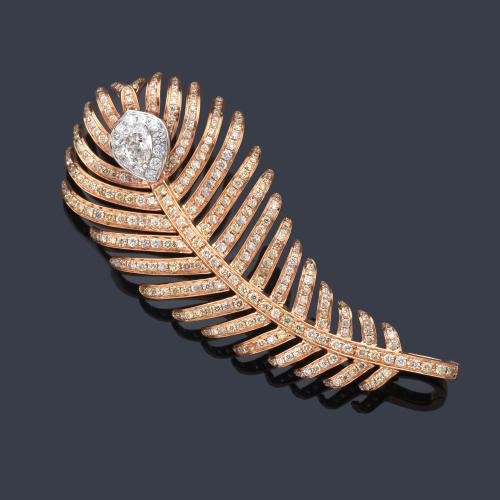  Broche - colgante con diseño de pluma con diamantes talla brillante y perilla de 2,15 ct en total.