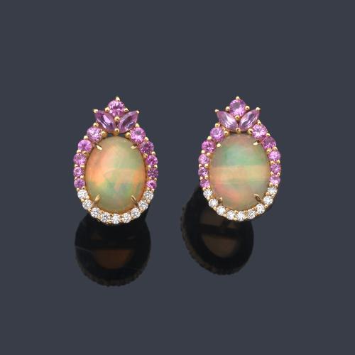  Pendientes cortos con pareja de ópalos de 2,50 ct con orla de brillantes de 0,34 ct y zafiros rosas en degradado de color de 0,69 ct en total.