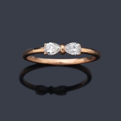  Anillo con dos diamantes talla perilla de 0,35 ct en total, realizado en montura de oro rosa de 18K.