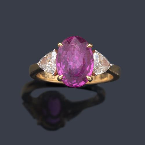  Anillo con zafiro rosa talla oval de aprox. 4,55 ct con dos diamantes talla triángulo de aprox. 0,63 ct en total. Certificado GRS.