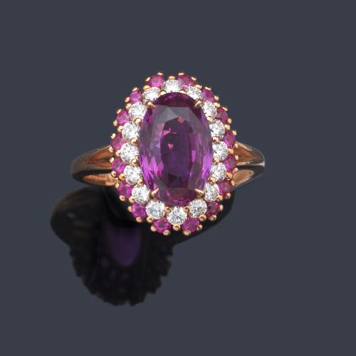 Anillo con zafiro rosa talla oval de 3,70 ct con doble orla de brillantes de 0,45 ct y zafiros rosas de 0,32 ct.