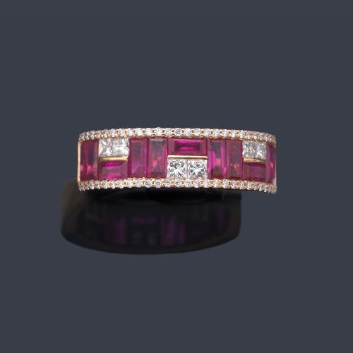  Anillo con frente de rubíes calibrados de 1,57 ct y diamantes talla princesa y brillantes de aprox. 0,45 ct en total.