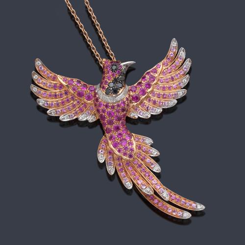  Colgante en forma de ave decorado en pavé de rubíes de 1,28 ct en degradado de color con brillantes negros e incoloros de aprox. 0,08 ct en total.