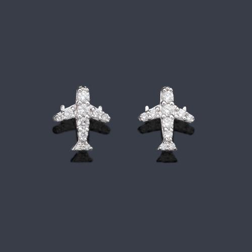  Pendientes cortos con diseño de avión con brillantes de aprox. 0,19 ct en total.