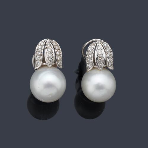  Pendientes 'tú y yo' con pareja de perlas australianas de aprox. 12,84 mm y 13,52 mm con copete superior de diamantes talla 8/8.