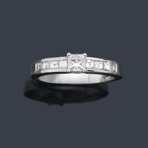  Anillo con diamante talla princesa y carré de aprox. 0,57 ct en total.