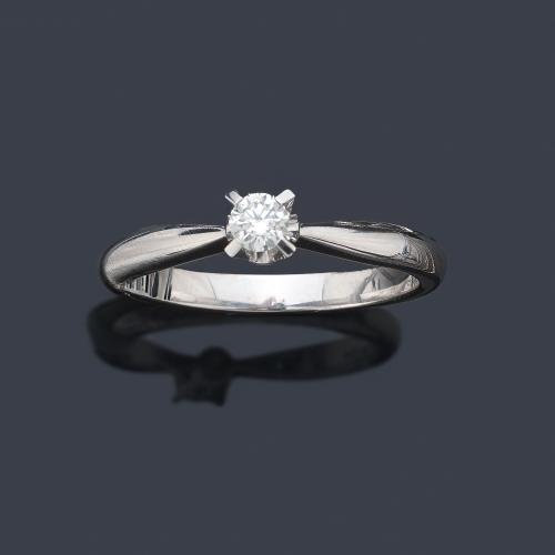  Solitario con brillante de aprox. 0,15 ct en montura de oro blanco de 18K.