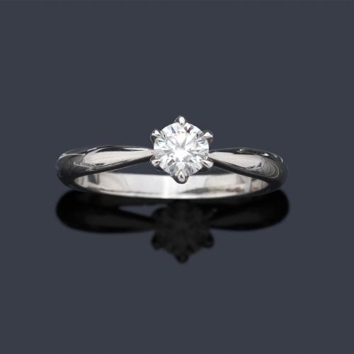  Solitario con brillante de aprox. 0,38 ct en montura de oro blanco de 18K.