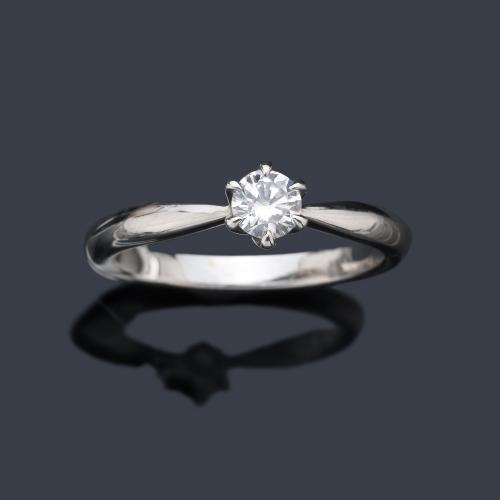  Solitario con brillante de aprox. 0,30 ct en montura de oro blanco de 18K.