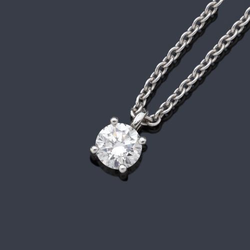  Colgante con brillante de aprox. 0,35 ct engastado en garra.