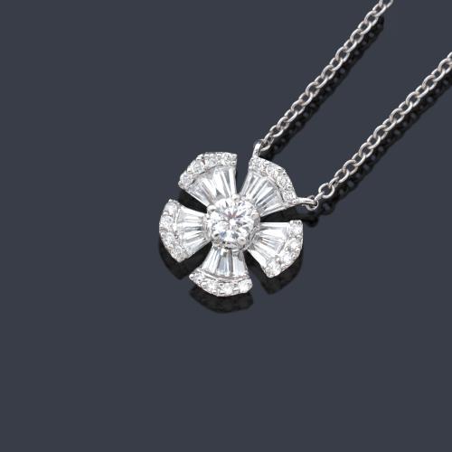 Colgante con diseño floral con diamantes talla brillante y trapecio de 0,33 ct en total.