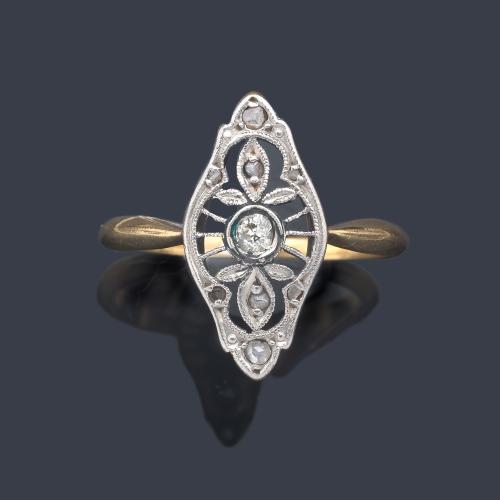  Anillo lanzadera calado con diamantes talla rosa en montura de oro amarillo de 18K y vista en platino. Circa 1900.