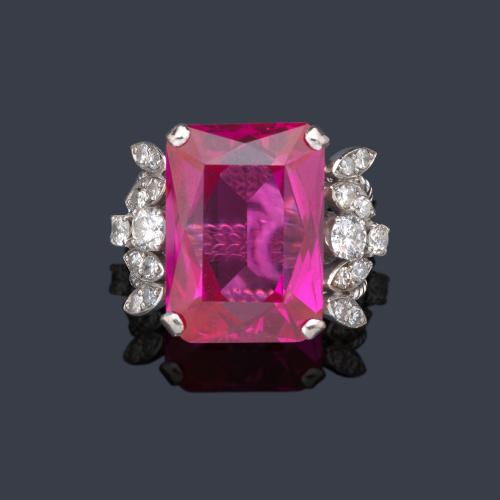 Anillo retro con gran vidrio rosa talla rectangular con decoración en ambos lados con diamantes talla brillante y sencilla.