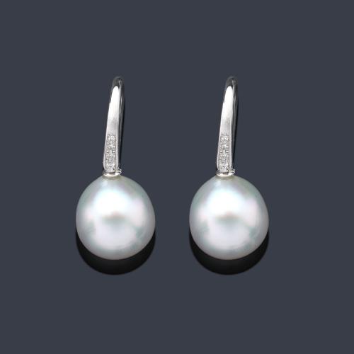  Pendientes largos con pareja de perlas de aprox. 11,93 mm y 11,60 mm con banda de brillantes en la parte superior.
