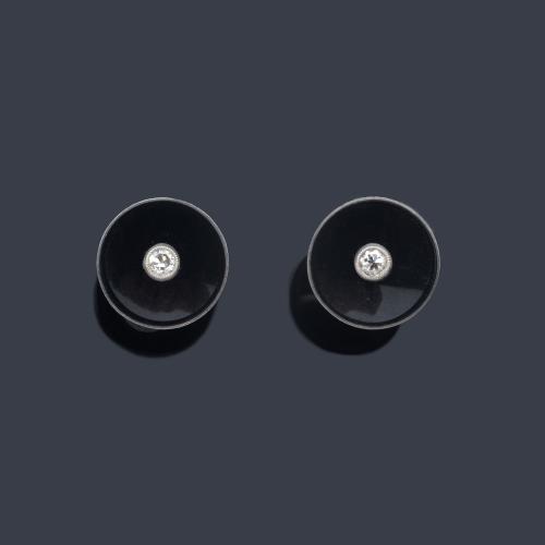  Pendientes cortos con dos piezas de ónix circular con diamante al centro. Años '30.
