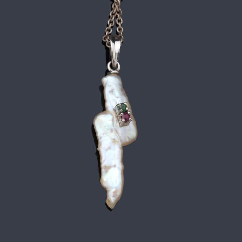  Colgante con perla barroca decorada con rubí y esmeralda con detalles y reasa en oro blanco de 18K.
