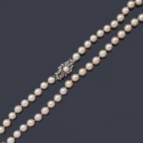  Collar con hilo de perlas de aprox. 9,16 mm - 9,87 mm con cierre calado con perla central y diamantes talla rosa en montura de oro blanco de 18K.