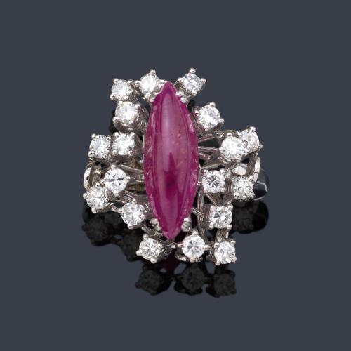  Anillo con rubí talla marquís con orla tipo bailarina de brillantes de aprox. 1,44 ct en total.