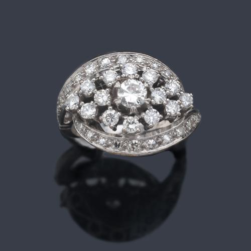  Anillo años '60 con diseño ojival y brillantes de aprox. 2,30 ct en total.