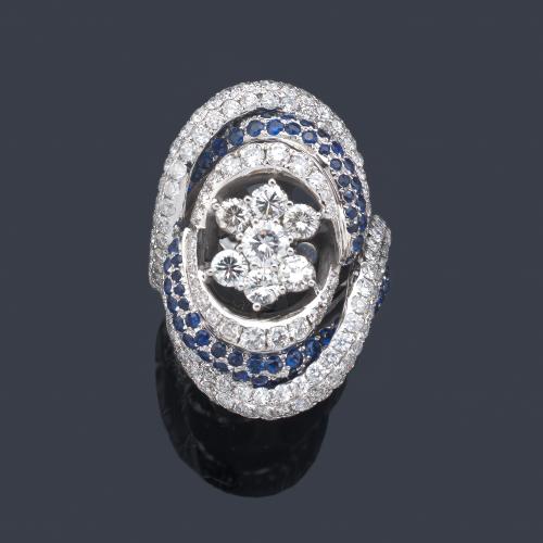  Anillo con bandas onduladas con pavé de brillantes y zafiros con centro en forma de rosetón de brillantes de aprox. 1,05 ct en total.