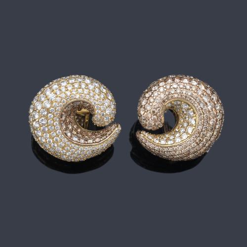  Pendientes con diseño circular en disminución enriquecido con pavé de brillantes incoloros y 'brown' de aprox. 10,72 ct en total.
