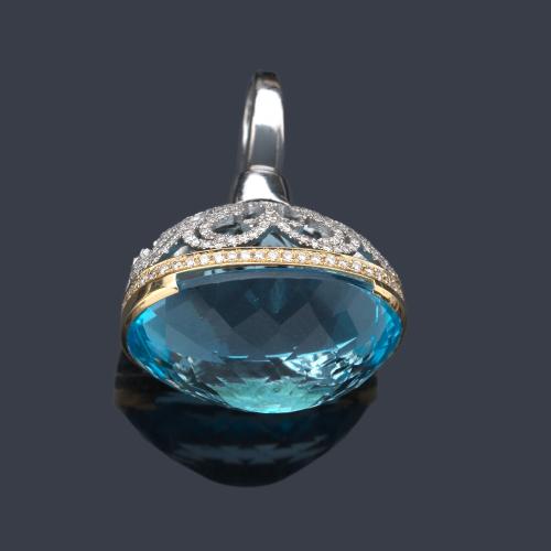  Colgante con topacio azul facetado con copete superior calado con brillantes de aprox. 1,50 ct en total.