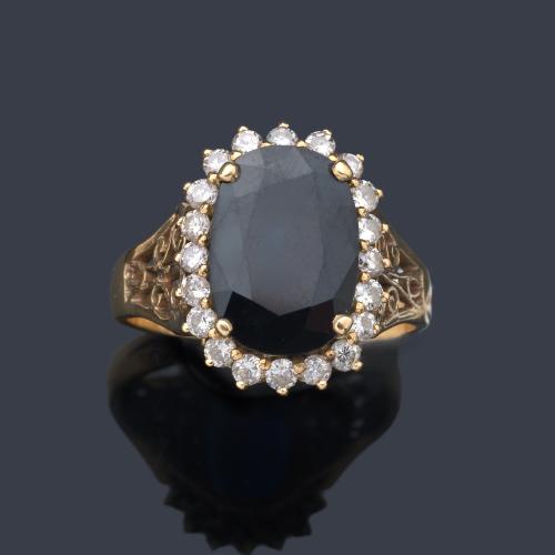  Anillo con zafiro talla oval de aprox. 5,00 ct con orla de brillantes de aprox. 0,60 ct en total.