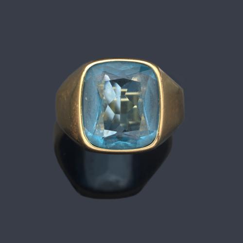  Anillo tipo sello con aguamarina talla 'cushion' de aprox. 5,00 ct en montura de oro amarillo de 18K.