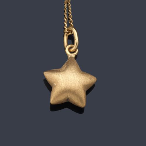  Colgante con diseño de estrella en oro mate amarillo de 18K.