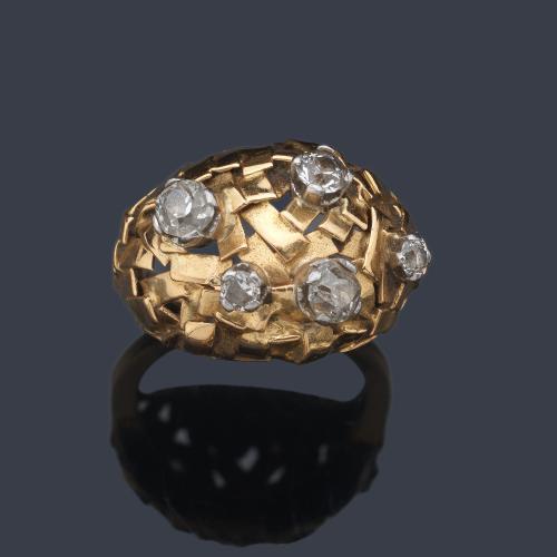  Anillo bombé salpicado con diamantes talla rosa sobre montura calada en oro amarillo de 18K.