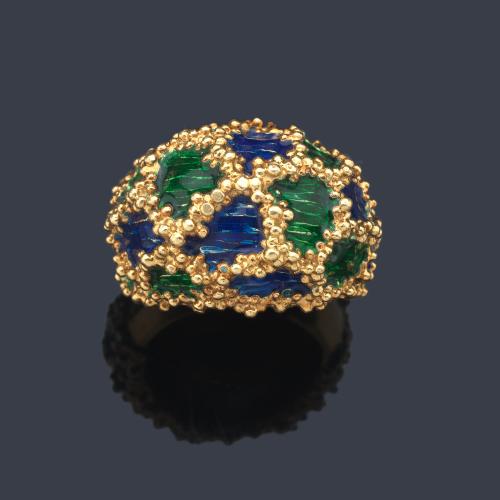  Anillo bombé con motivos de esmalte bicolor sobre montura texturizada oro amarillo de 18K. Años '70.