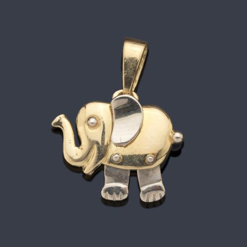  Colgante con motivo de elefante articulado en montura de oro blanco y amarillo de 18K.