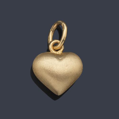  Colgante en forma de corazón en oro amarillo mate de 18K.