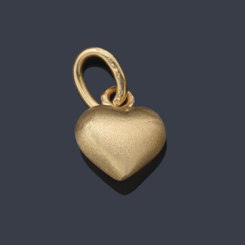  Colgante en forma de corazón realizado en oro amarillo mate de 18K.