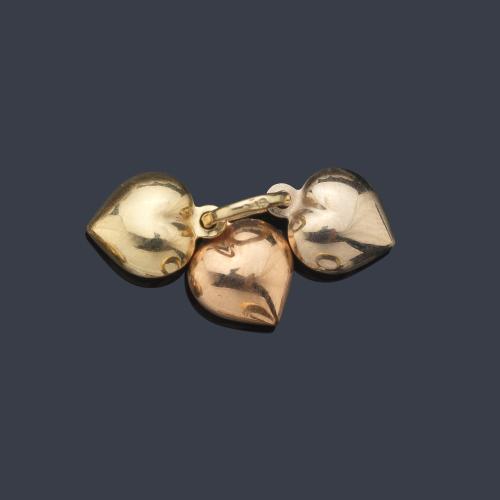  Colgante con tres corazones en oro rosa y amarillo de 18K.