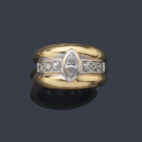  Anillo con diamante talla marquís de aprox. 0,50 ct y banda de brillantes de aprox. 0,40 ct en total.