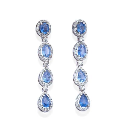  Pendientes largos con zafiros talla oval de aprox. 4,00 ct con orla de brillantes de aprox. 1,00 ct en total.