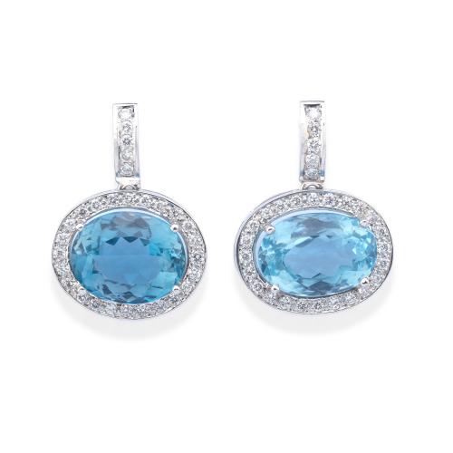  Pendientes largos con pareja de topacios azules talla oval con orla de brillantes de aprox. 1,80 ct en total.