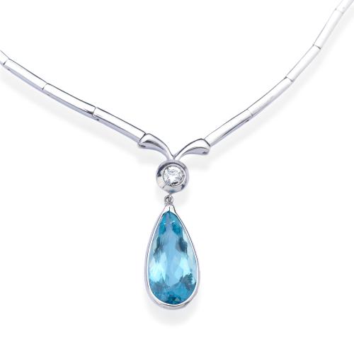  Collar con aguamarina talla perilla de aprox. 6,00 ct y brillante en la parte superior de 0,15 ct engastado en chatón.