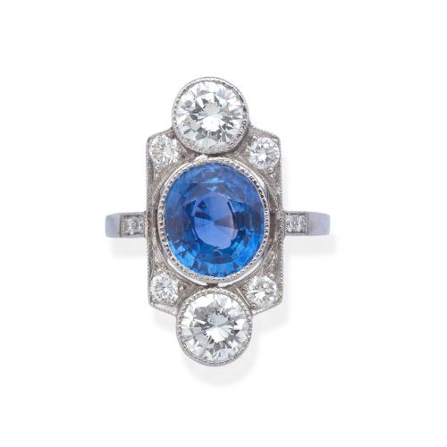  Anillo lanzadera con zafiro talla oval de aprox. 2,75 ct con pareja de brillantes de aprox. 1,10 ct en total y resto de diamantes de aprox. 0,40 ct.