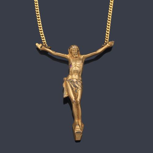  Colgante - escultura con diseño de Cristo con detalle de rubí en oro amarillo mate de 18K.