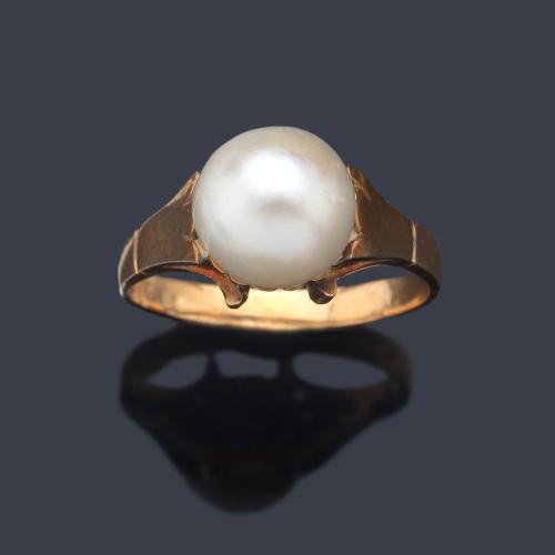  Anillo con perla central de aprox. 8,74 mm en montura de oro amarillo de 18K.