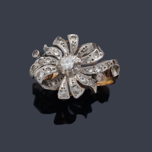  Anillo con diseño floral con piedra incolora en montura de oro amarillo de 18K y vista en plata. S. XIX.