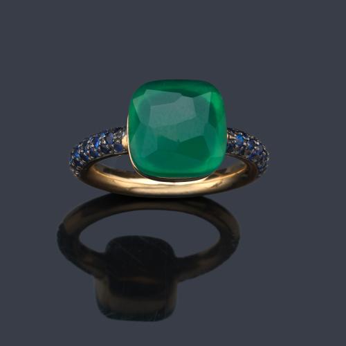 Anillo con crisoprasa facetada y banda de zafiros en ambos lados, realizado en montura de oro amarillo de 18K.