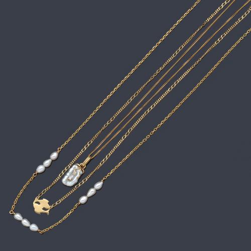 Lote con tres cadenas realizadas en oro amarillo de 18K.