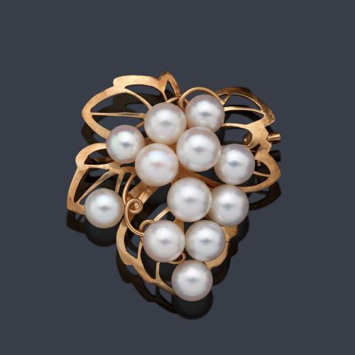  Broche en forma de racimo realizado con perlas sobre montura de oro amarillo de 18K.