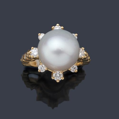  Anillo con perla australiana de aprox. 11,58 mm con brillantes de aprox. 0,40 ct en total.