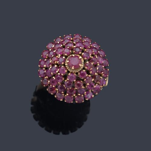  Anillo años '70 con diseño en cúpula con rubíes, en montura de oro amarillo de 14K.