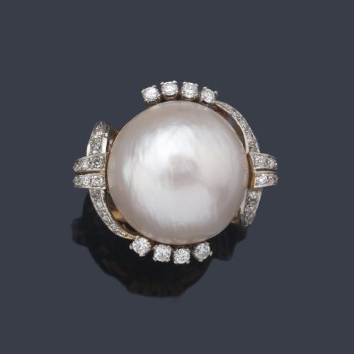  Anillo con perla Mabe y semiorla de diamantes talla 8/8 con perfil ondulado en montura de oro amarillo de 18K y vista en platino.