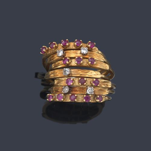  Anillo semanario con brillantes y rubíes en montura de oro amarillo texturizado de 18K.